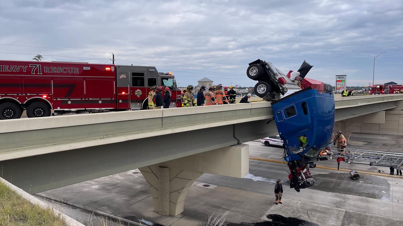 Diferentes cuerpos de seguridad y bomberos asistieron a los conductores luego del choque.