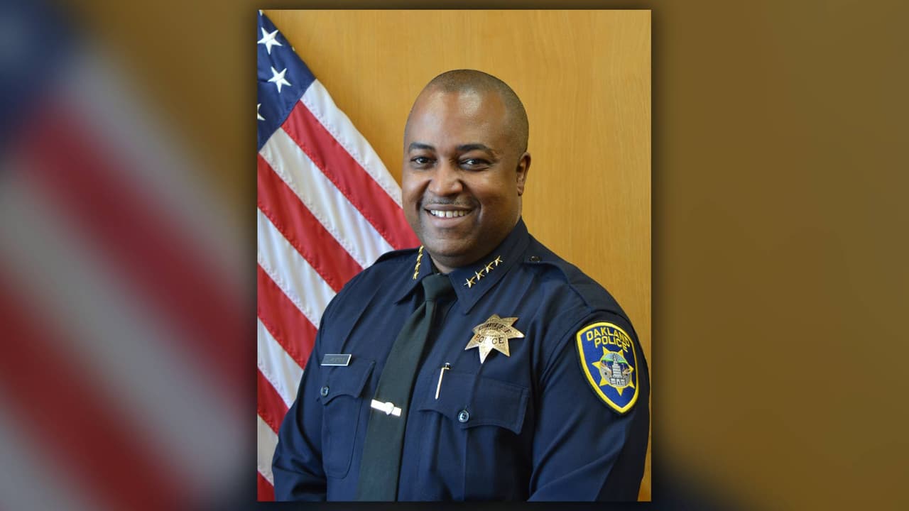“Ya no confío que hará su trabajo”: alcaldesa de Oakland despide a su jefe de la Policía