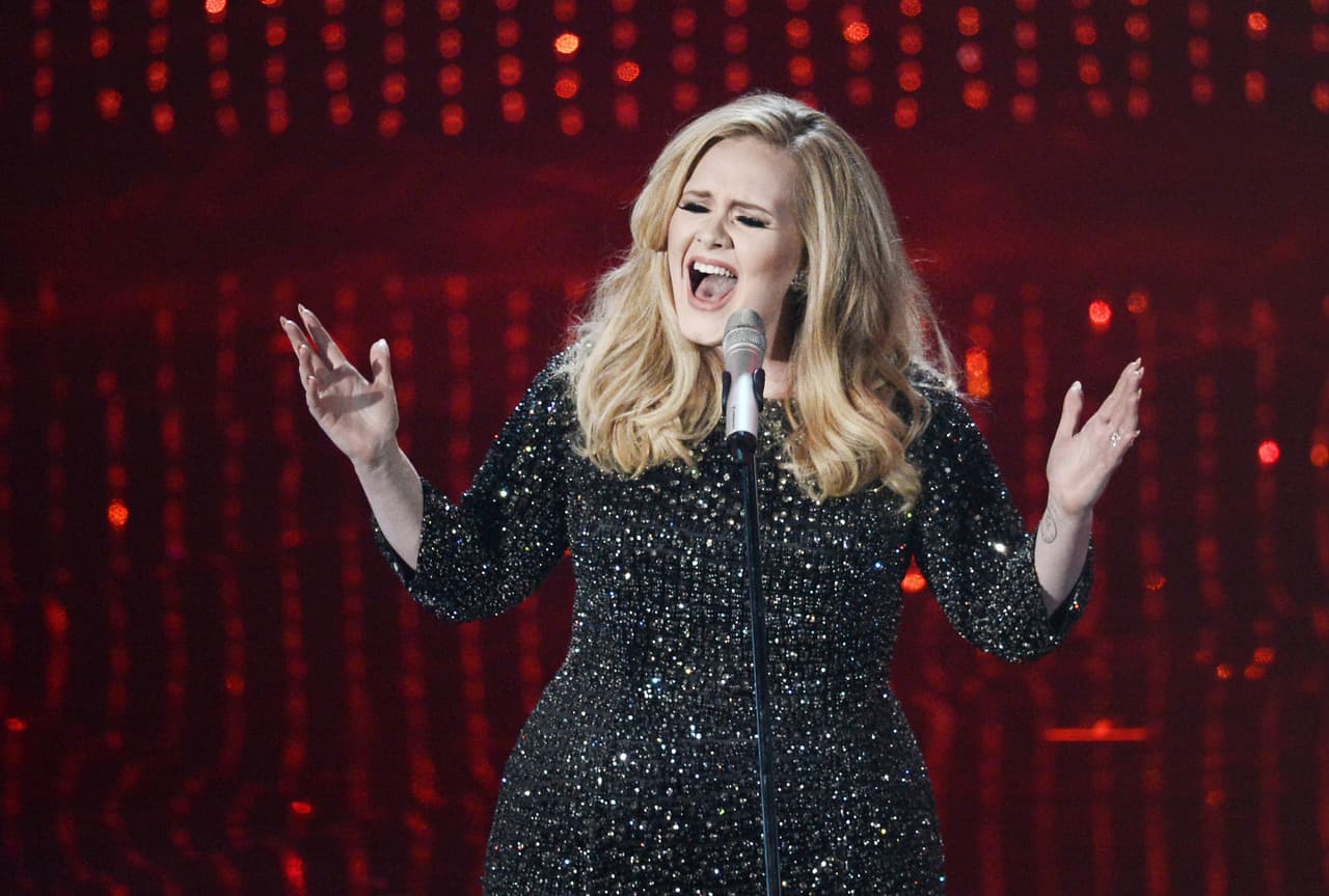 Adele es la primera mujer en la historia que sitúa tres sencillos entre las primeras diez posiciones de la lista musical Billboard Hot 100 simultáneamente.