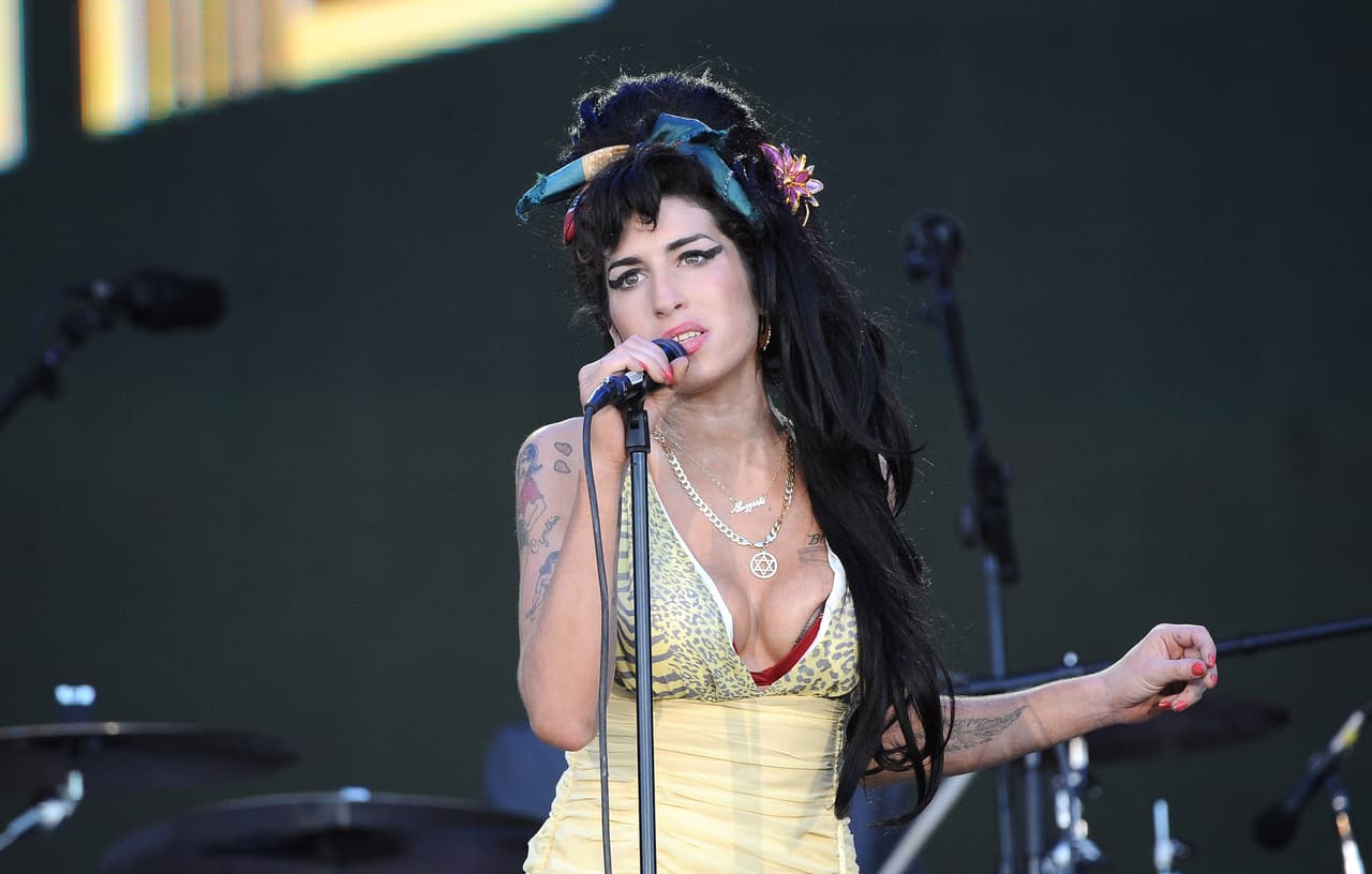 Este material de Amy, fue reconocido por la Official Charts Company como el álbum más vendido en el Reino Unido en el siglo 21, con unas ventas de 3,26 millones en el Reino Unido.