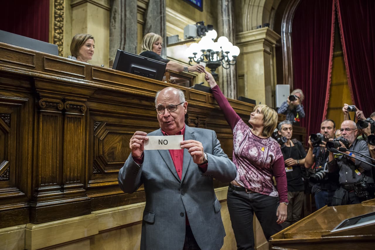 El legislador Lluis Rabell, muestra su boleta indicando un voto 'No' a la declaración de independencia en Cataluña.
