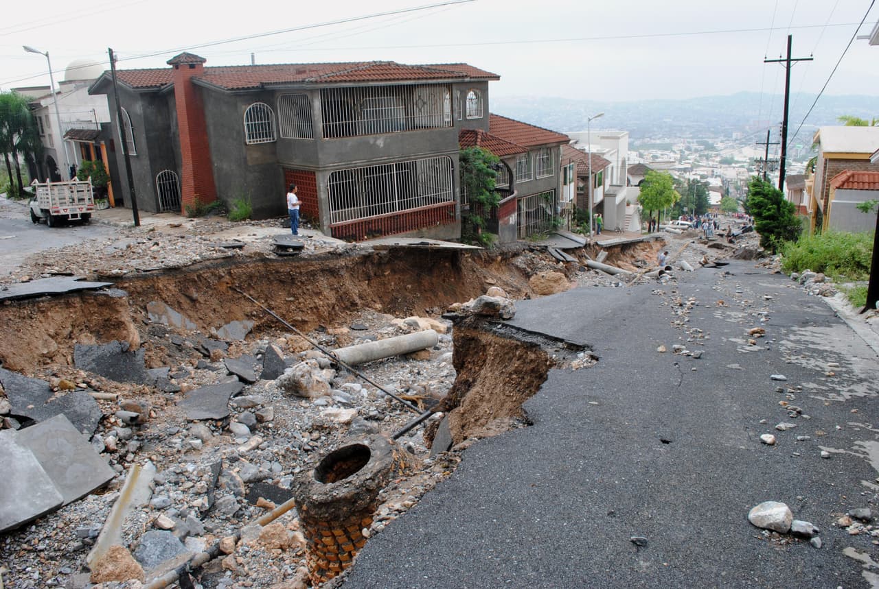Pero el bono recién emitido tampoco se activó. La Secretaría de Hacienda omitió incluir en el contrato las zonas afectadas por
<i>Alex</i>, como puede constatarse en el documento elaborado por Hacienda con el título “Estrategia de Aseguramiento del Sector Público”.
<br>