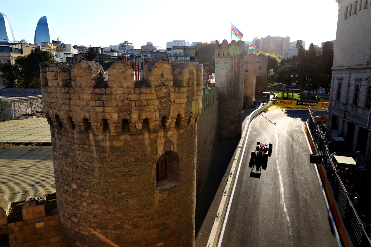 Charles Leclerc logró los mejores tiempos en las dos primeras sesiones libres en Azerbaiyán y en amboas estuvo seguido por su compañero de Ferrari Sebastian Vettel. Sergio 'Checo' Pérez no pasó del puesto 13 y la jornada contó con un incidente a 12 minutos de haber comenzado por una alcantarilla floja.