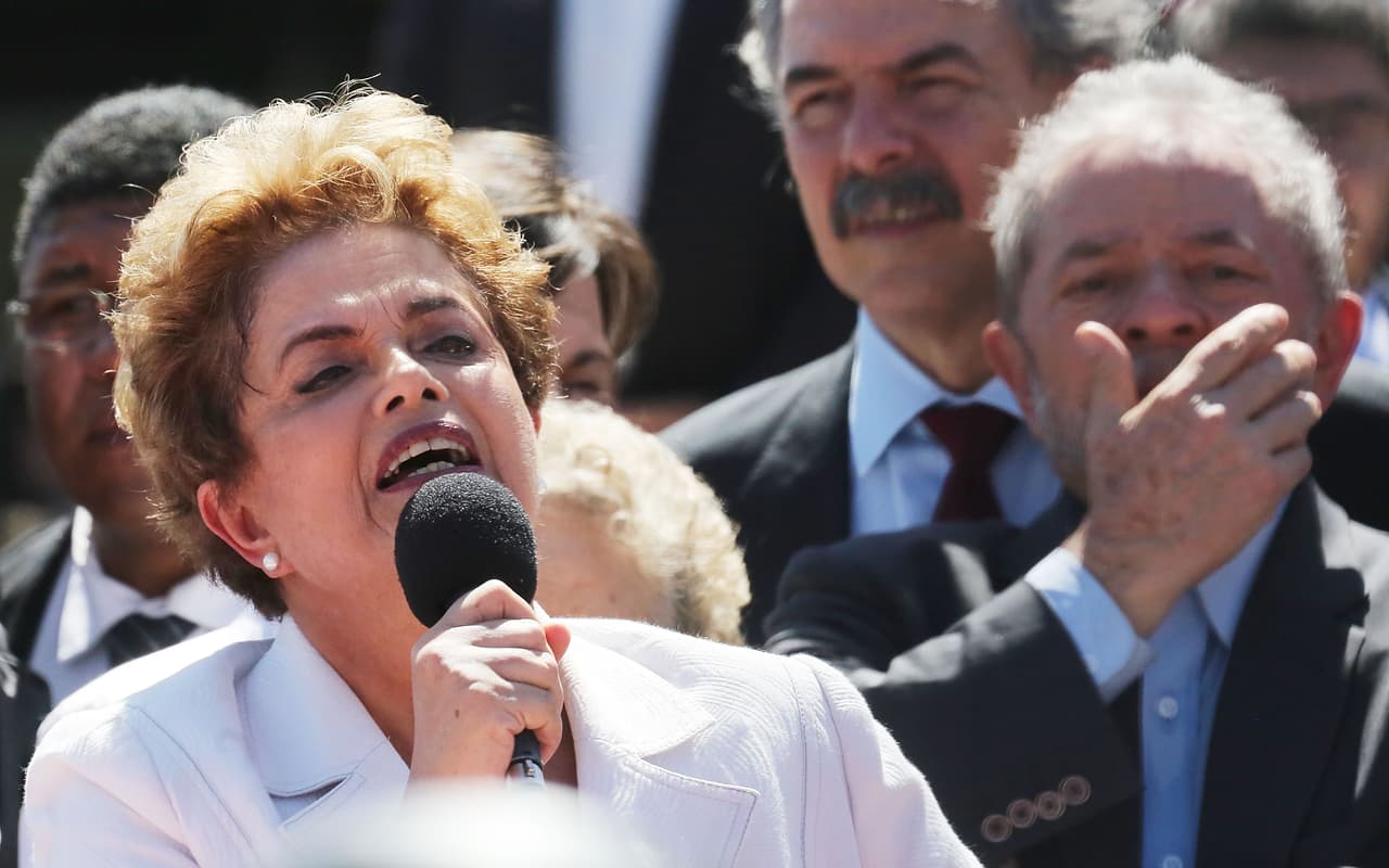 Dilma salió a saludar a sus partidarios acompañada del expresidente Lula y un nutrido grupo de miembros de su equipo.