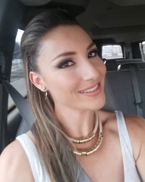 Tiene el cabello rizado pero le gusta mucho usarlo lacio, en "Tres veces Ana" la hemos visto con los dos looks.