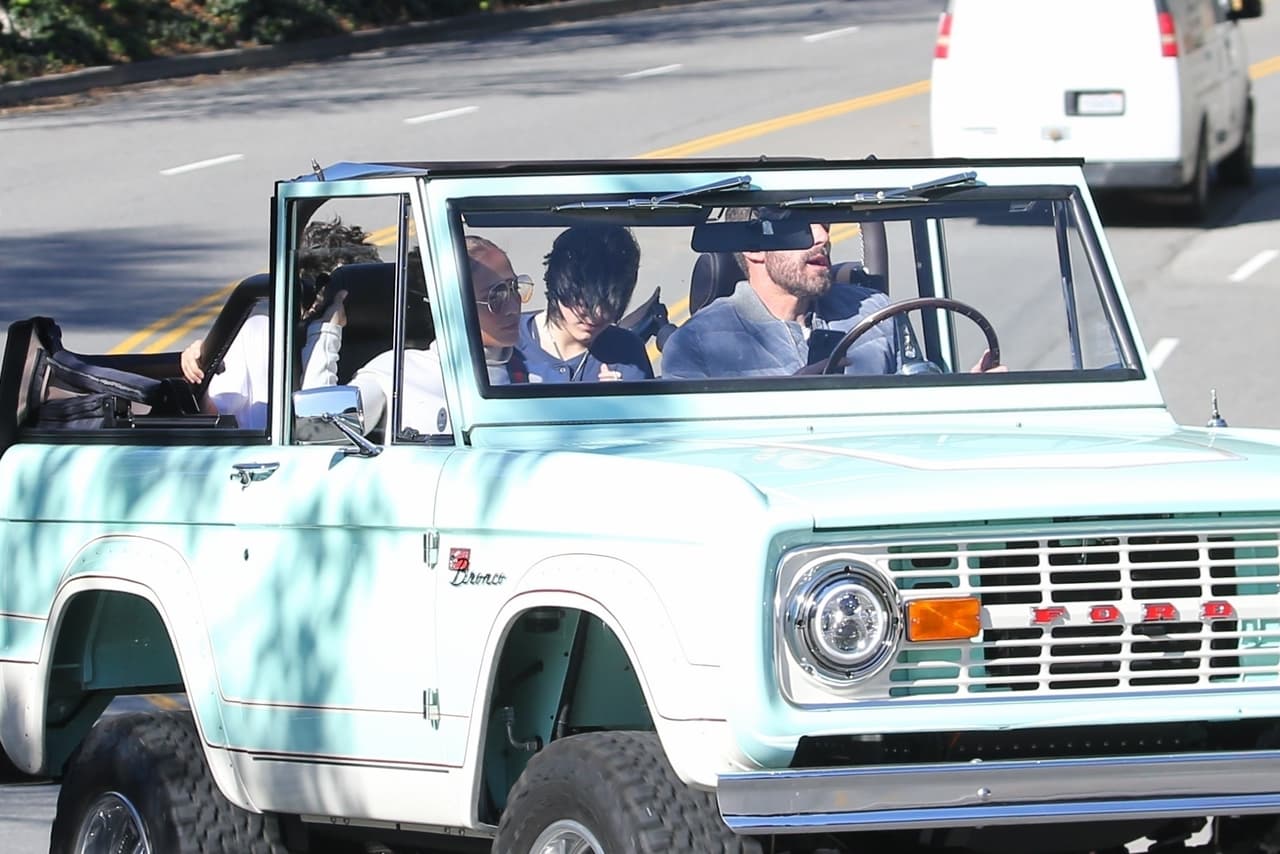 Según Seth Burgett, dueño de esa empresa, la cantante compró la Bronco 
<b><a href="https://www.univision.com/famosos/ben-affleck-jlo-cumpleanos-hijos-fotos" target="_blank">"para Ben por su 50 cumpleaños"</a></b>
<a href="https://www.univision.com/famosos/ben-affleck-jlo-cumpleanos-hijos-fotos" target="_blank">,</a> citó el Daily Mail. 
<br>