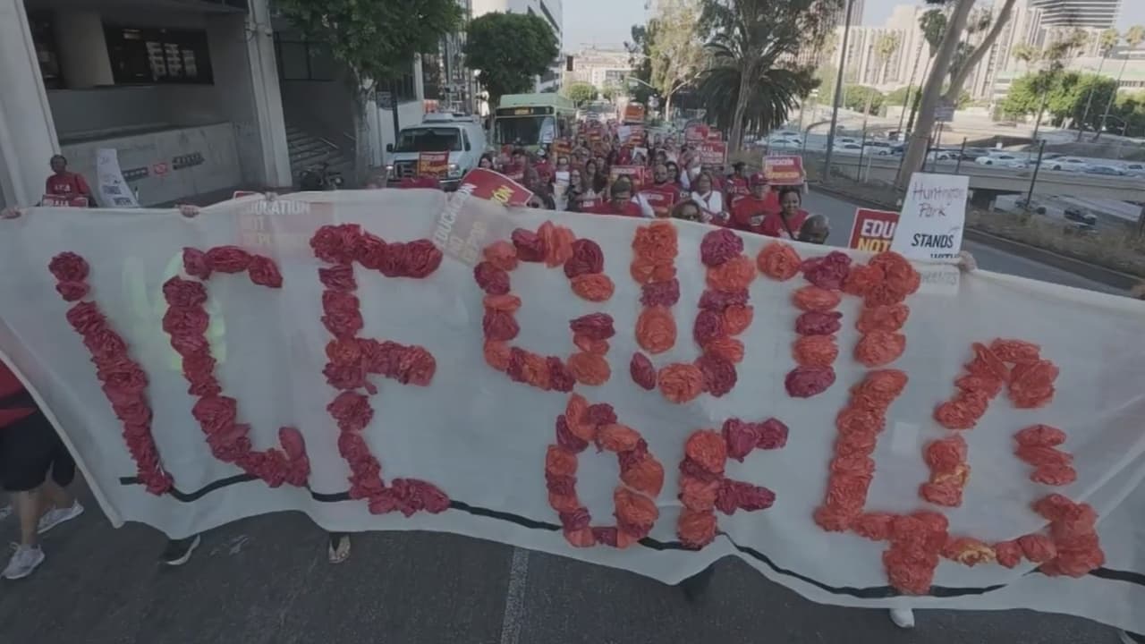 ICE lejos de las escuelas: maestros protestan en contra de operativos migratorios en Los Ángeles