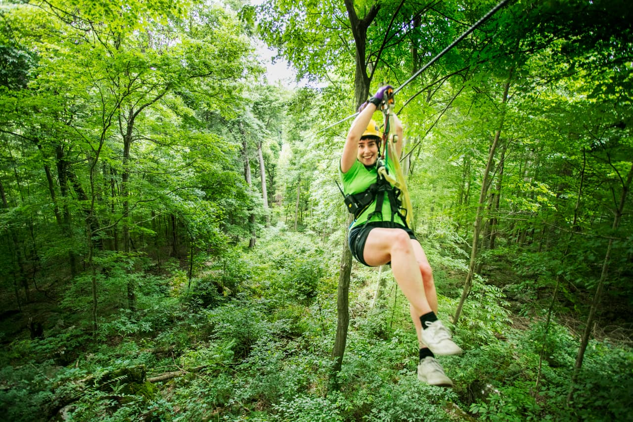 También puedes disfrutar de una tirolesa o fabulosos paisajes, que son unas de las atracciones del
<a href="https://www.enjoyillinois.com/explore/listing/shawnee-bluffs-canopy-tour" target="_blank">Shawnee Bliffs Canopy</a>.