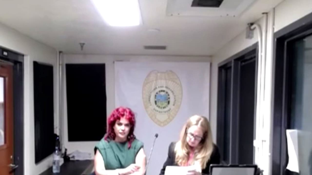 Arrestan a una mujer acusada de atacar a una empleada del correo