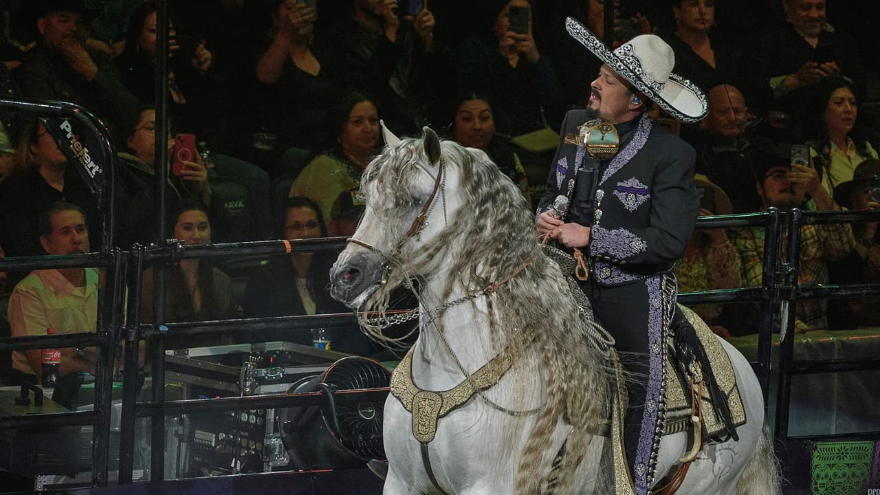Pepe Aguilar, ganador de un Grammy, actúa en su espectáculo "Jaripeo Hasta Los Huesos Tour " en el Honda Center de Anaheim, California, el viernes 29 de marzo de 2024.