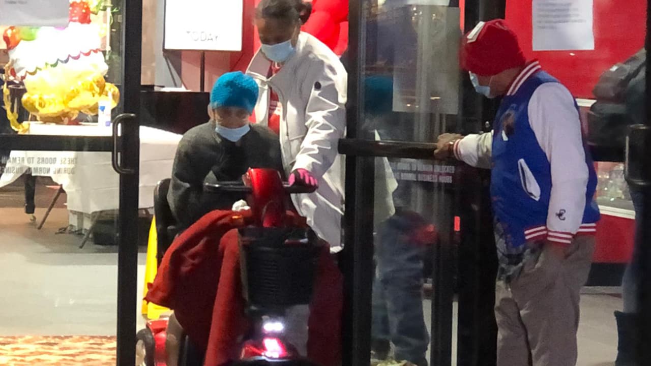 Ellen DeGeneres donó 20,000 dólares para el GoFundMe que Mattress Mack habilitó para ayudar a las personas que todavía sufren las consecuencias del paso de la tormenta.
<br>