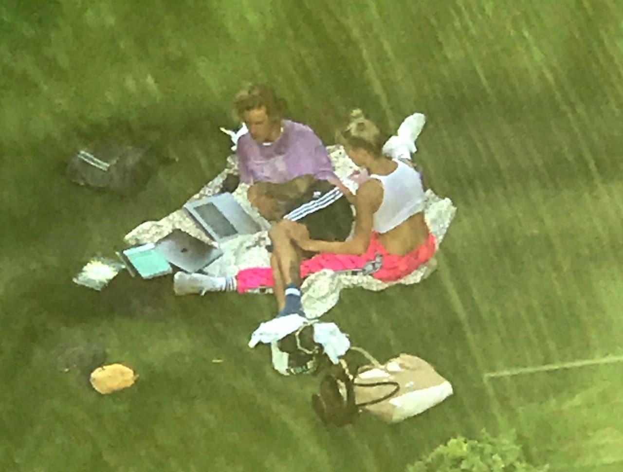 Según el portal, los famosos enamorados han estado viajando por la costa este últimamente y parece que se dirigen al norte de los Estados Unidos para visitar a la familia de Hailey en New Windsor y ver los detalles de la boda.