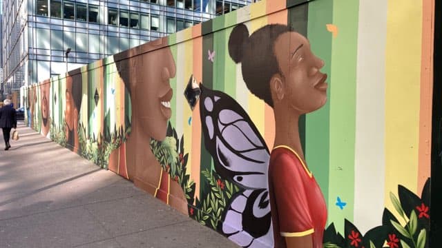 Así es el nuevo mural de Black Lives Matter en Manhattan.
