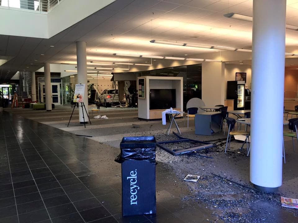 Auto choca contra gimnasio en Livermore