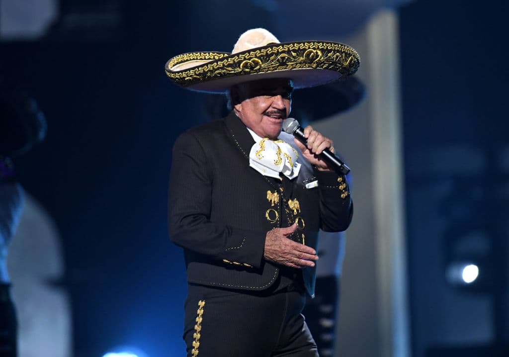 Vicente Fernández sigue "grave pero estable" y "dependiente de apoyo ventilatorio"
