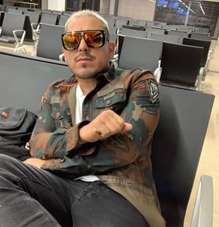 Como su padre, el intérprete buscó el sueño americano. Trabajó como jardinero en Oregón hasta que decidió concentrarse en su carrera. En noviembre de 2019 recordó su pasado: "Cuando estuve trabajado de jardinero en USA sentía que no avanzaba...", escribió.