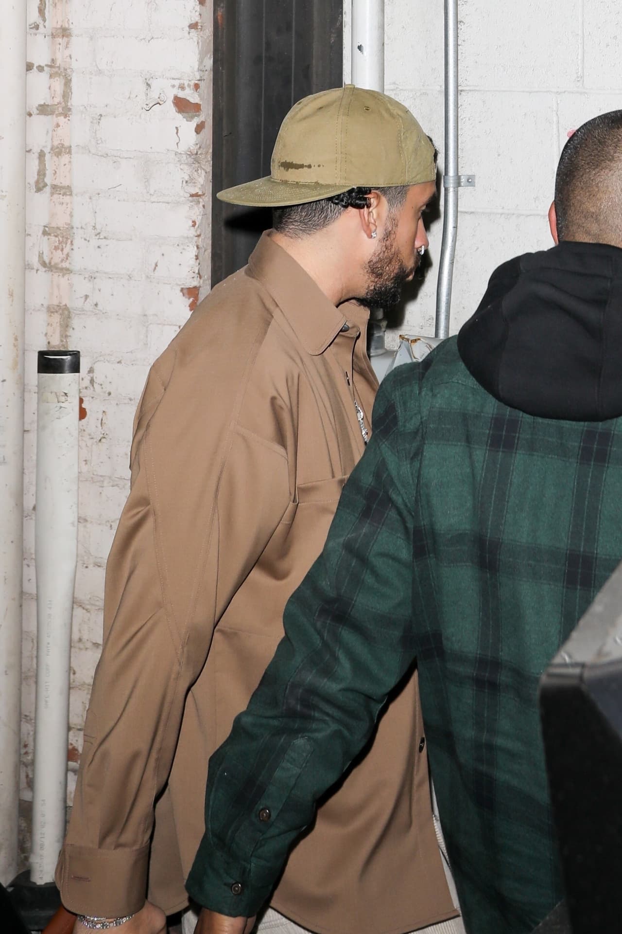 Bad Bunny, de 28 años, llegó custodiado por un numeroso equipo de seguridad que lo acompañó en todo momento.