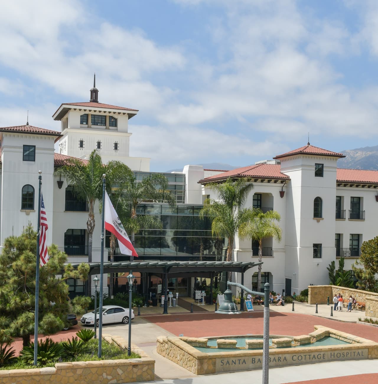 Según el diario británico, ahí se llevan a cabo unos 2,400 partos al año y cada uno puede llegar a costar 
<b><a href="https://www.dailymail.co.uk/news/article-9657611/Santa-Barbara-hospital-Meghan-Markle-gave-birth-set-1888-group-50-women.html" target="_blank">hasta 28,000 dólares, en caso de cesárea</a></b>, o 14,000 dólares si es natural. 
<br>