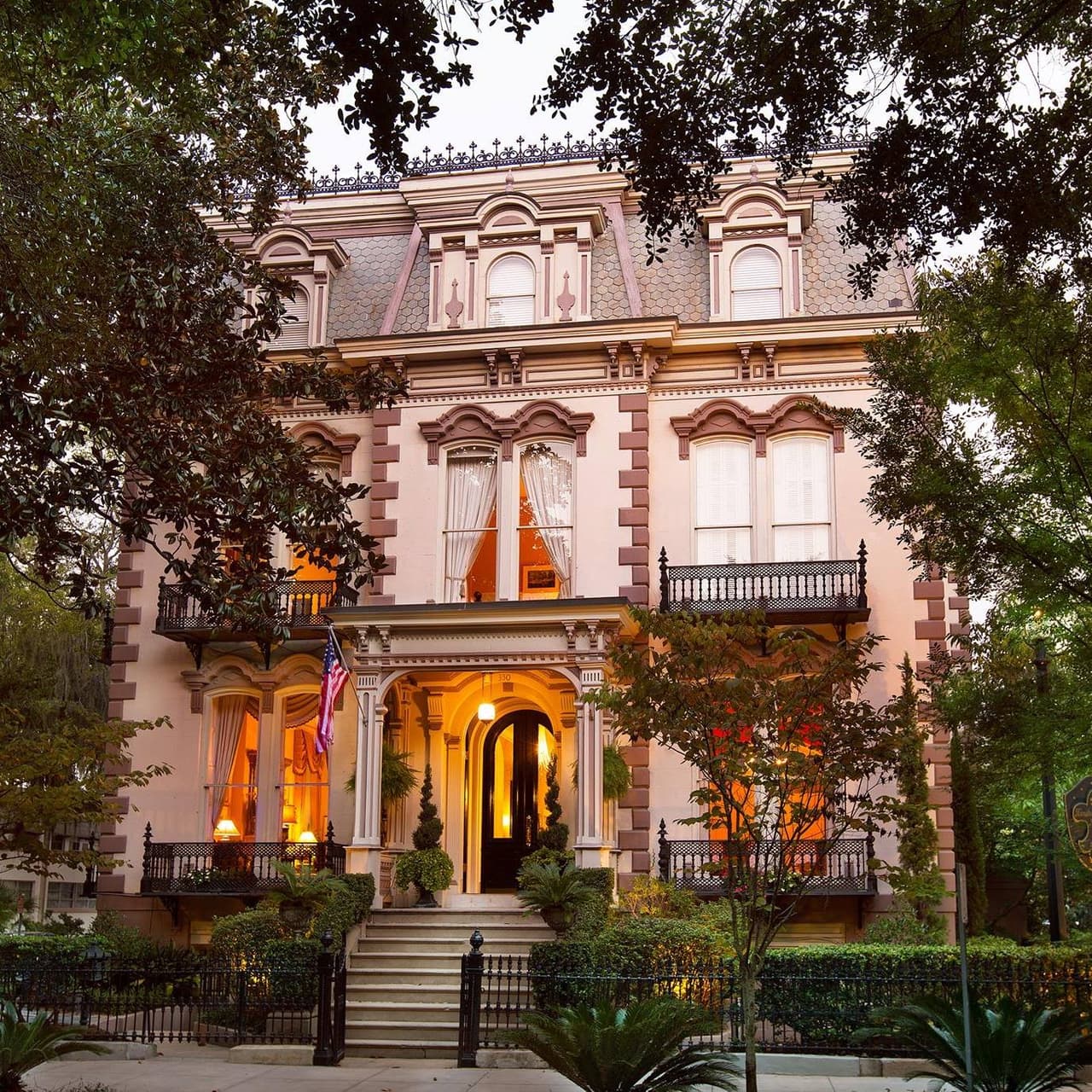 <b><a href="https://www.visitsavannah.com/">Savannah</a></b>. La ciudad ha sido conocida durante mucho tiempo como la "ciudad más embrujada de Estados Unidos" con historias macabras en cada esquina. Los amantes de lo paranormal no tienen escasez de lugares para visitar. Comienza con casas históricas como The Hamilton-Turner Inn y 17Hundred90 Inn and Restaurant, las cuales -dicen- tienen antiguos residentes deambulando por los pasillos. Marshall House se utilizó como hospital en la Guerra Civil y durante los brotes de fiebre amarilla, mientras que Kehoe House fue una funeraria antes de convertirse en una posada. Una dama de blanco también ha sido vista en Moon River Brewing.
<br>
<br>
<b><a href="https://goo.gl/maps/ocurUKaXxfd5AHdh9">Cómo llegar</a></b>