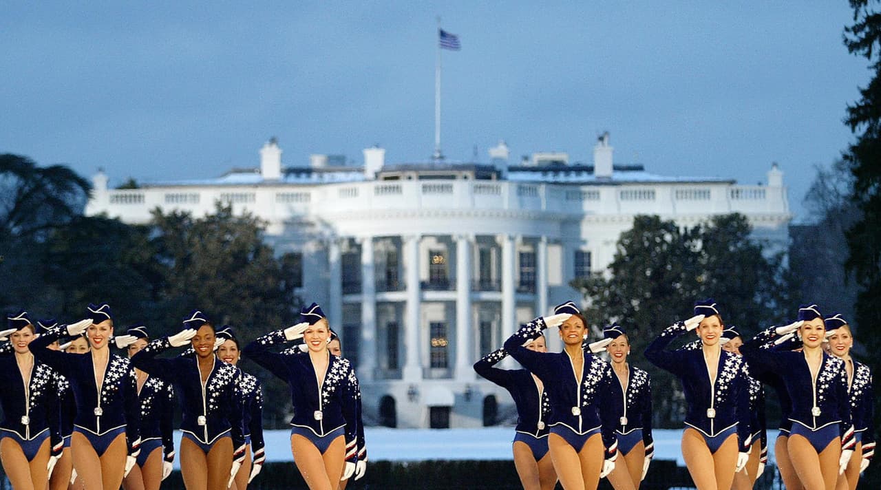 <b>The Rockettes, un regreso polémico a Washington. </b>El grupo de baile neoyorquino confirmó su participación en diciembre. Una de las bailarinas manifestó de forma anónima que eran obligadas a asistir aunque no estaban de acuerdo, lo que generó una polémica que llegó hasta el sindicato de bailarines, el American Guild of Variety Artists, donde se aseguró que cualquiera de los integrantes del grupo podía decidir si actuar o no en la toma de posesión de Donald Trump. La imagen es de la segunda proclamación de George W. Bush, en 2005. A la primera también asistieron, en 2001.
<br>