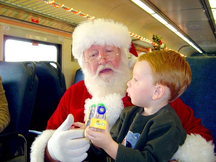 El tren de vacaciones de Cordele es un viaje de una hora desde Cordele, y los pasajeros reciben chocolate caliente y galletas mientras Santa reparte regalos.