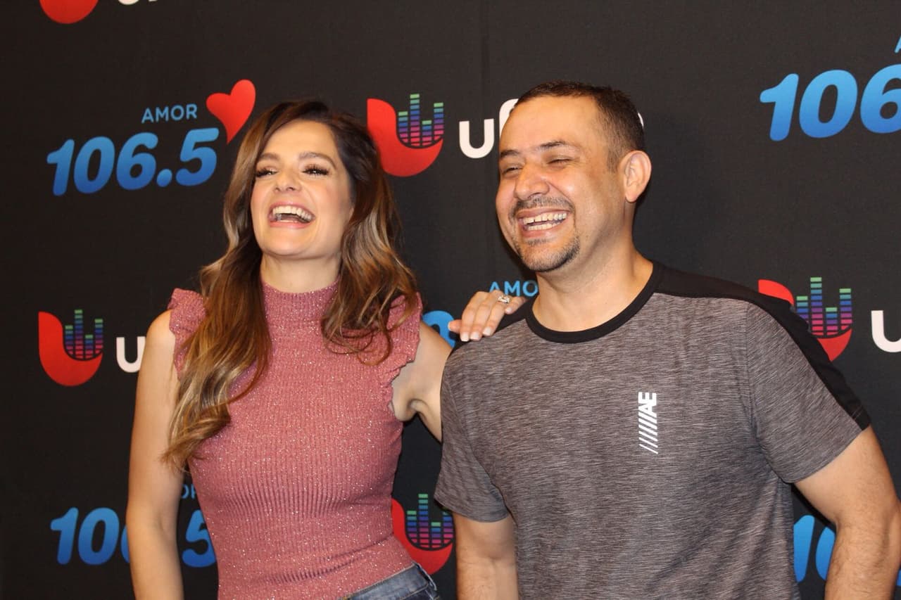 Con una gran sonrisa, los locutores se hicieron presentes en el Festival de Mayo de Houston para saludar a todo el público que los escucha en Amor 106.5.