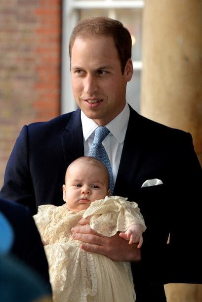 El principito George llegó con sus padres, Príncipe William y Catherine, Duquesa de Cambridge, para su bautizo en St. James's Palace este 23 de octubre de 2013. El bebe tenía un traje elaborado en satín, réplica de uno que se usó para el bautizo de la hija mayor de la Reina Victoria en 1841. Estaban presentes, entre otros, la Reina Isabel y el príncipe Felipe. El Arzobispo de Canterbury, Most Rev. Justin Welby, recibió a los visitantes a la entrada de la iglesia. El bebé tendrá siete padrinos, entre ellos Zara Tindall, hija de la princesa Ana; Oliver Baker, amigo de la universidad de William y Catherine; Emilia Jardine-Paterson, que fue a la escuela con Catherine, y William van Cutsem, amigo de la infancia de William.