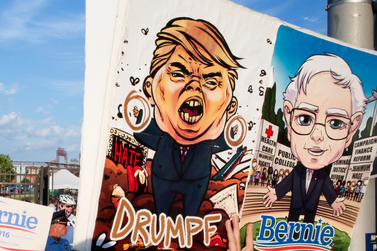 Este letrero, visto en una protesta de los seguidores de Bernie Sanders cerca de la convención demócrata, compara a Donald Trump con el senador de Vermont.