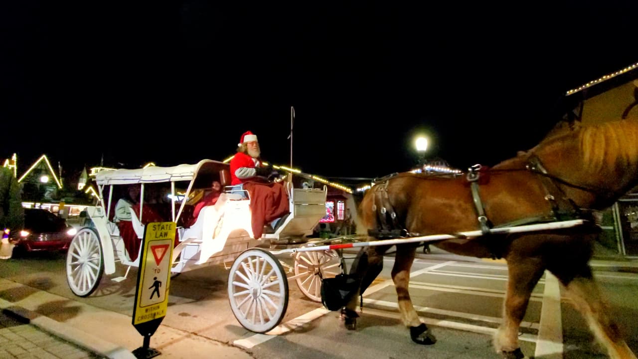 Incluso podrías subirte a un carruaje conducido por Santa Claus, si tienes suerte.