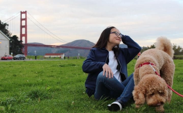 Una adolescente lleva puesta una sudadera antibalas.