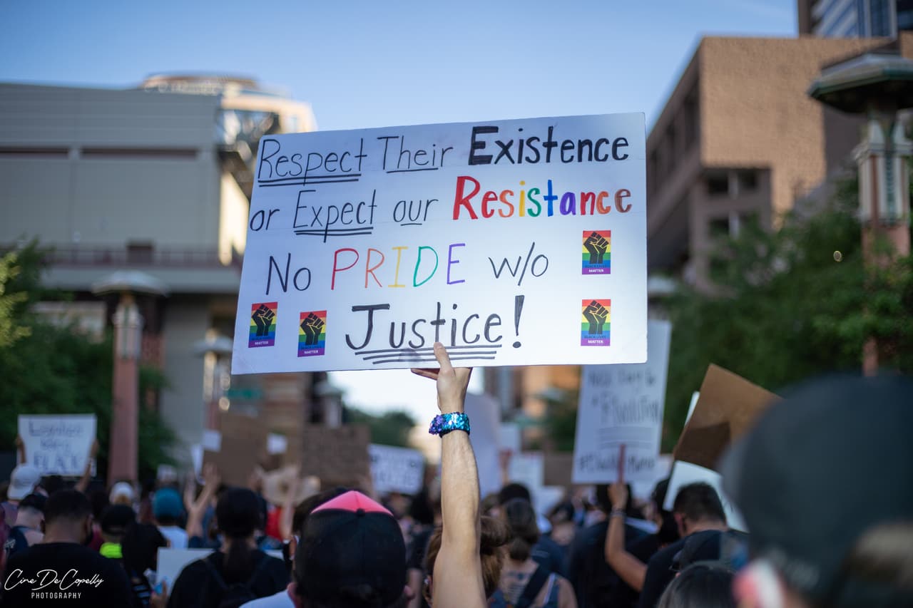 Con este letrero en el que piden que se respete su existencia de lo contrario esperen la resistencia envían un fuerte mensaje a una generación que ha vivido con el racismo.