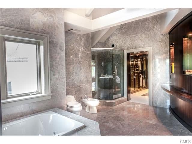 Esperemos que la mega mansión de 50 Cent encuentre finalmente un dueño adecuado y que el rapero obtenga el beneficio económico que tanto necesita.