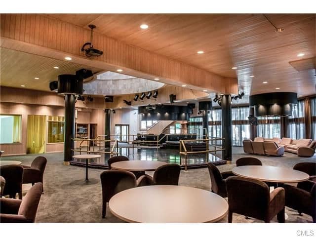 Tanto lujo y exceso son adecuados, sin propasarse. ¡Ahora necesita con urgencia alguien valiente que le quiera pagar por su casa.