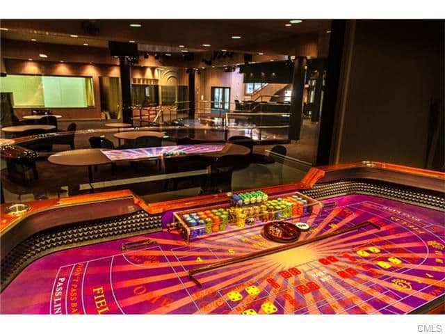 Entre sus características principales se encuentra la piscina interior, un gimnasio, un espacio para ráquetbol.