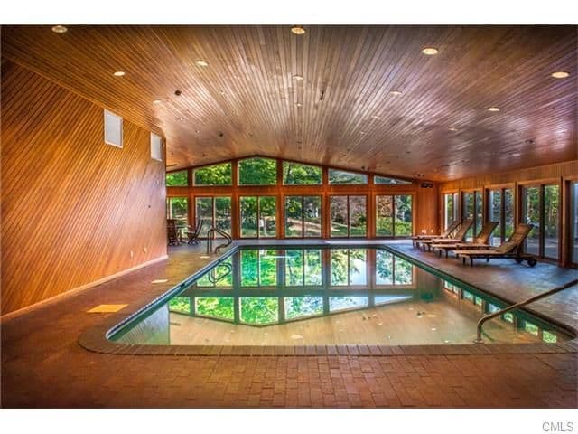 De acuerdo a expedientes, él debe millones a empresas de cuidado del césped, instalaciones de aire acondicionado, limpieza de alfombras, bañeras de hidromasaje y abogados.