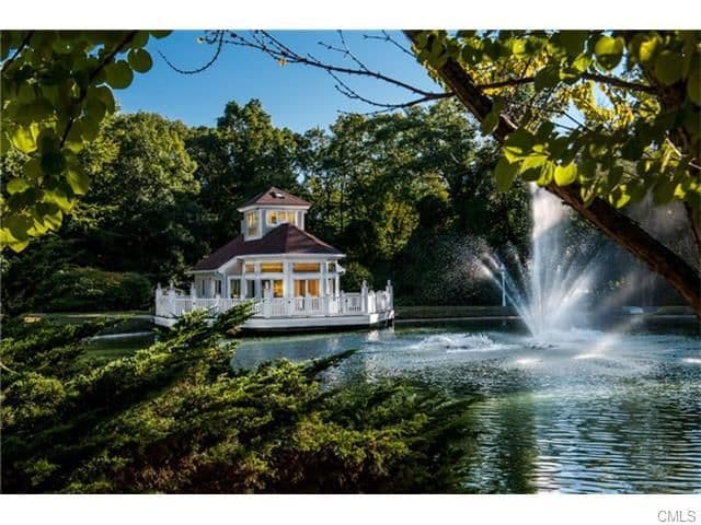 Además hay comedores lujosos, cocinas equipadas con lo mejor y una ‘habitación de baile’ que contaba con equipo para hacer ‘pole dance’.