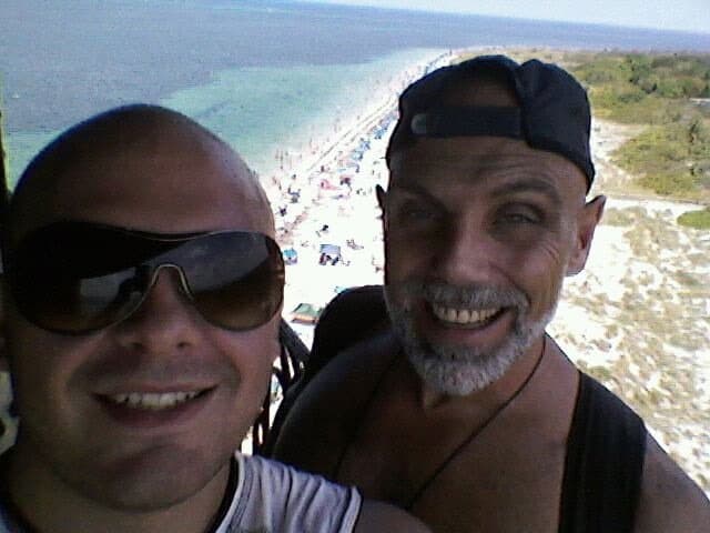 Se parece mucho a su padre, a quien hace poco vimos en "Un camino hacia el destino".