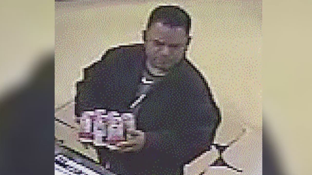 Un hombre atropelló a un anciano de 86 años en Albany Park y luego se fugó. Ahora lo busca la policía en Chicago