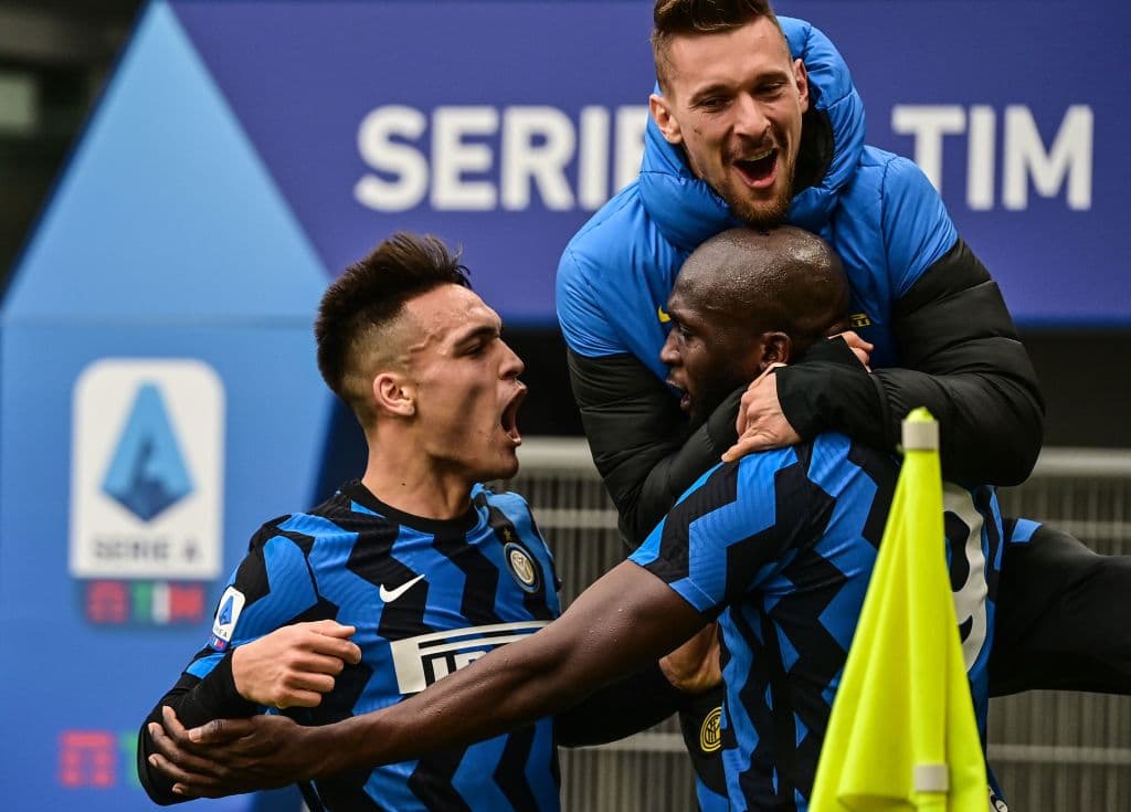 Lautaro Martínez (5’, 57’) salió ‘encendido’ y marcó los primeros dos tantos. Romelu Lukaku (66’) puso la cereza del pastel y anotó el tercero para los visitantes. En sus siguientes compromisos, Milan se medirá a Estrella Roja en la vuelta de dieciseisavos de Final de la Europa League a media semana; Inter recibirá al Genoa en la Serie A.