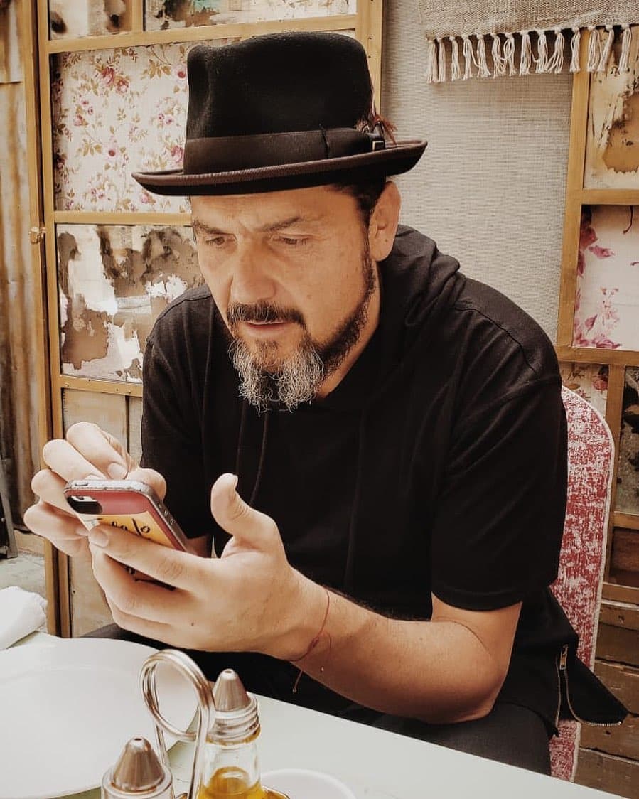 Cuando el músico de 47 años de edad fue cuestionado acerca de cómo conoció a Ana Bárbara, él resaltó que fue en el programa Valores Juveniles en el año 1991: "Sí, estuve ahí. Estuve en el mismo año con Ana y ahí nos hicimos amigos".