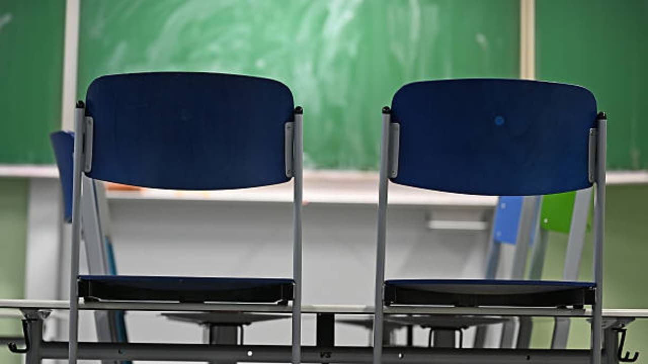 Cierran escuelas en Pinellas: impacto en familias hispanas por baja matrícula