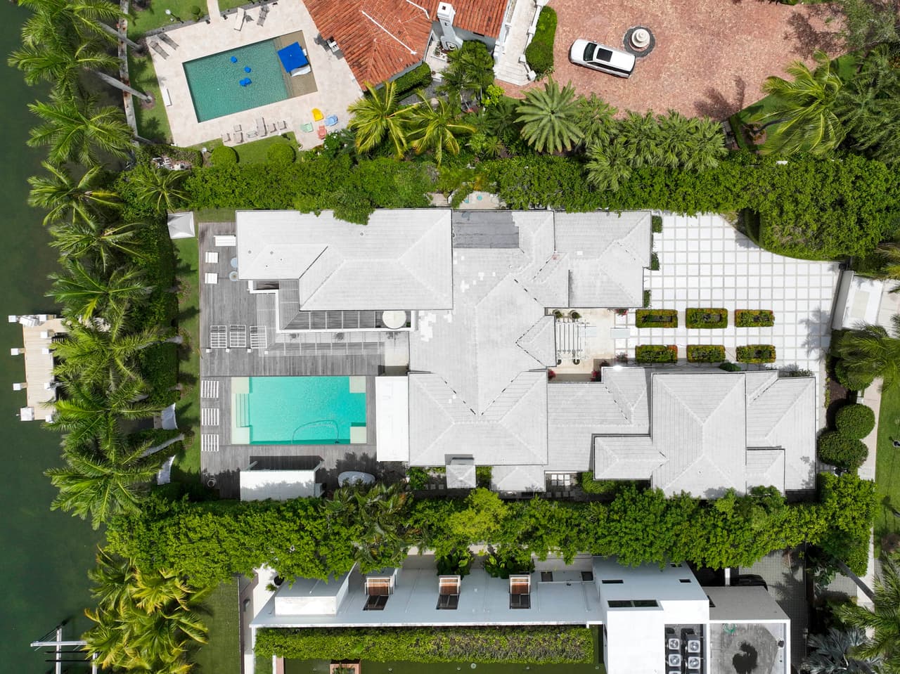 Tiene una ubicación privilegiada, pues está situada frente a la Bahía de Biscayne. 
<br>