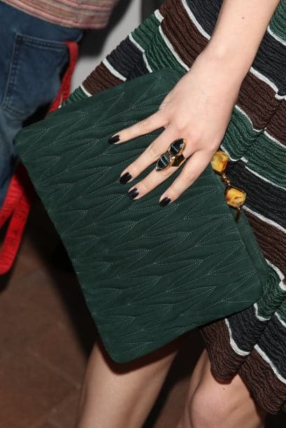 Elige el más adecuado para tu estilo de vida, un bolso grande es mejor si debes cargar con mil cosas, pero si lo tuyo es la practicidad, uno tipo sobre será perfecto.