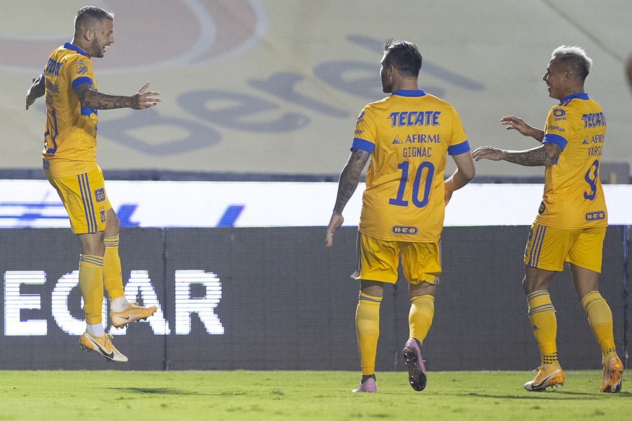 Recibió un balón largo para vacunar el arco de Palos.