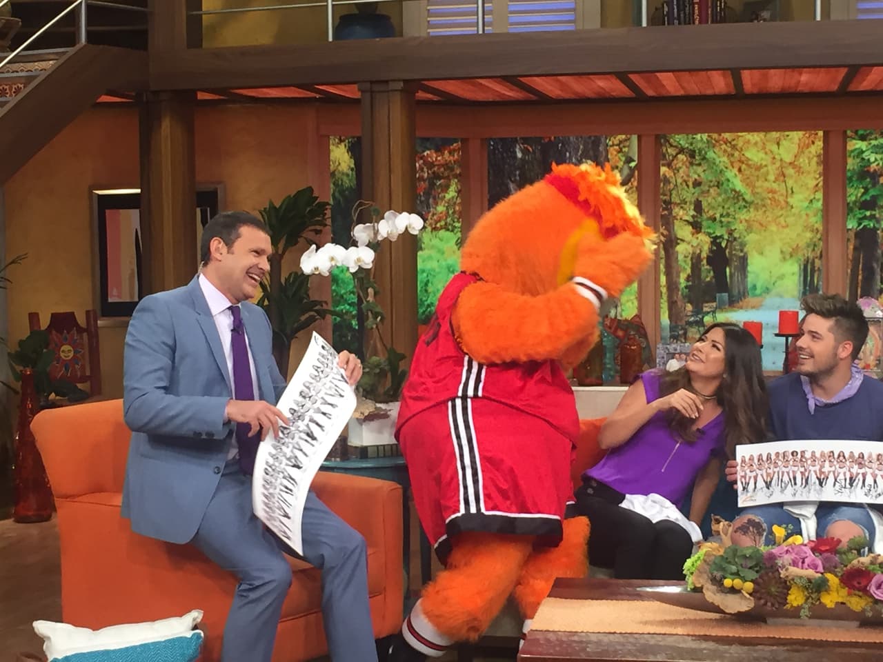 La simpática mascota moría de ganas de volver a saludar a Ana Patricia. Ella estaba un poco desconfiada.