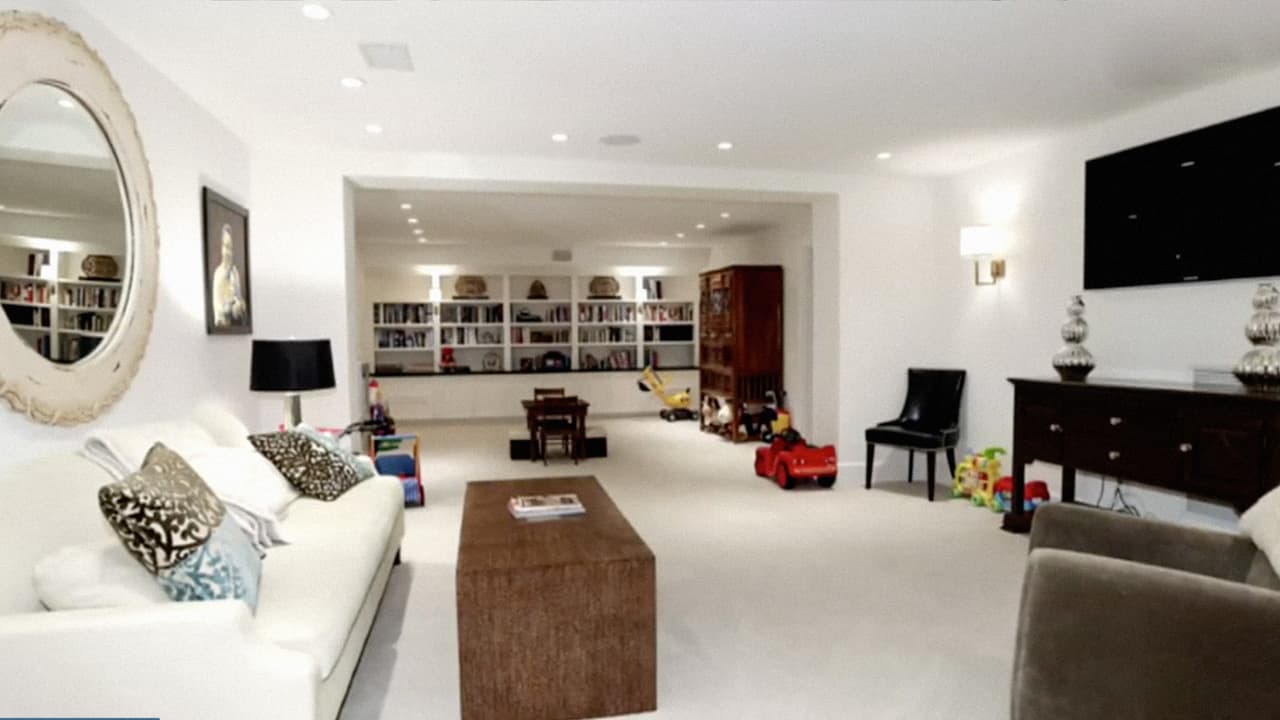 Kalorama es un vecindario de clase alta en el que viven diplomáticos, cabilderos y políticos. Algunos de los vecinos notables que viven allí son la hija del presidente
<b><a href="http://www.univision.com/temas/donald-trump" target="_blank">Donald Trump</a></b>,
<b><a href="http://www.univision.com/noticias/casa-blanca/ivanka-trump-enfada-a-sus-nuevos-vecinos-quita-estacionamientos-y-deja-bolsas-de-basura-en-la-calle" target="_blank">Ivanka, junto a su esposo Jared Kushner</a></b> y el secretario de Estado
<b><a href="http://www.univision.com/temas/rex-tillerson" target="_blank">Rex Tillerson</a></b>.