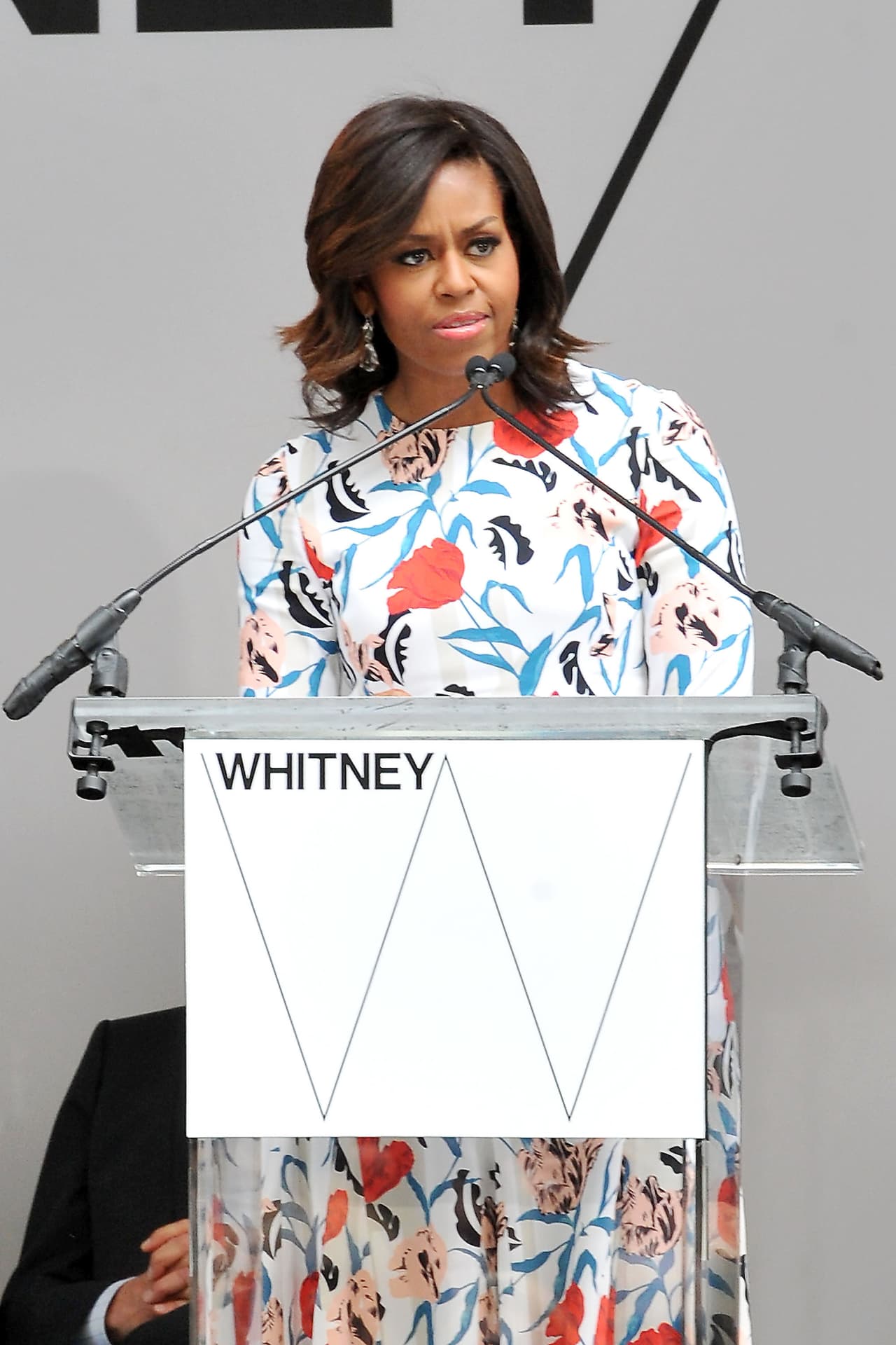 <b>Unas pestañas postizas, un delineado mucho más grueso en el párpado superior y un lipstick rosa brillante fueron los aliados de belleza </b>de Obama durante la ceremonia del
<a href="https://www.whitehouse.gov/the-press-office/2015/04/30/remarks-first-lady-opening-whitney-museum">corte de listón</a> del Museo de Arte Americano Whitney, celebrada el 30 de abril de 2015, en la ciudad de Nueva York.
<br>