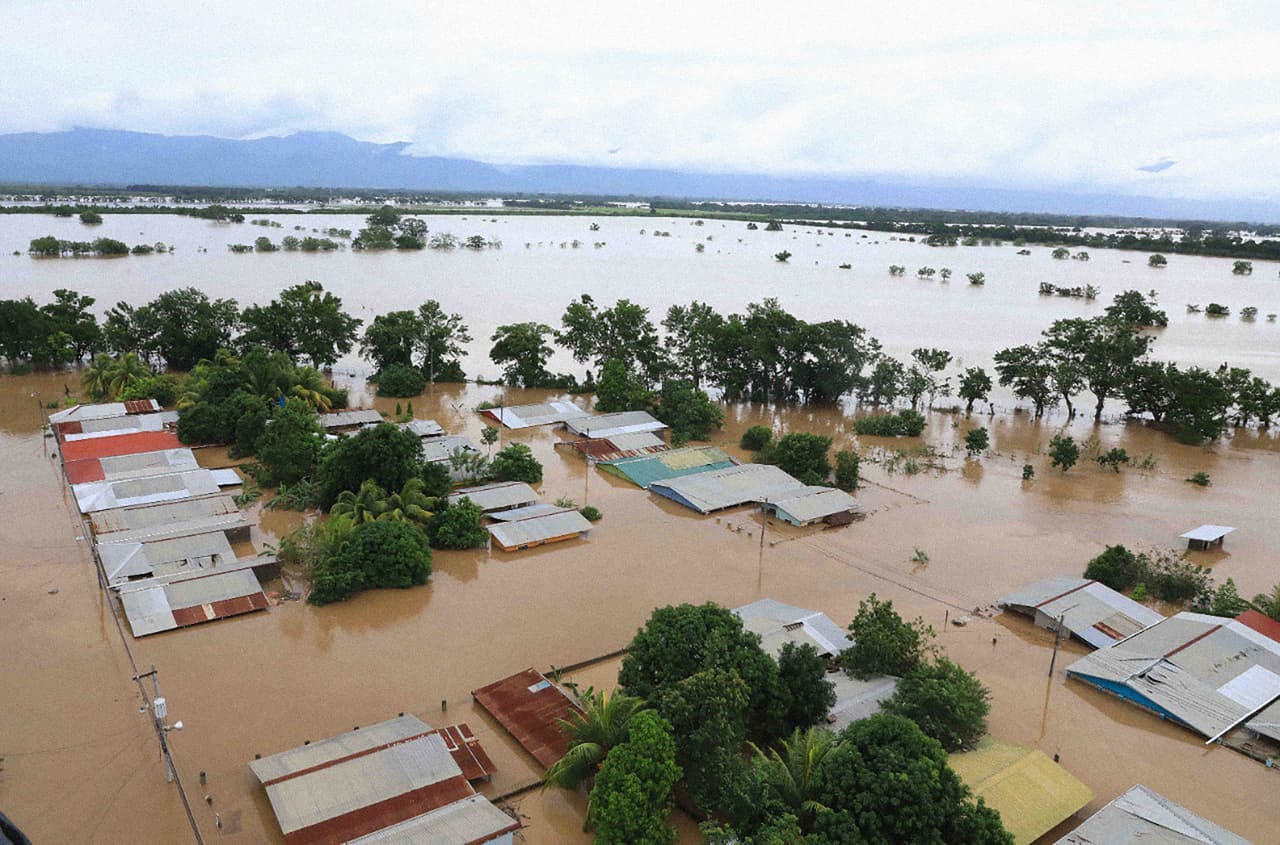 Decenas de casas a las que apenas se les ven los techos, en un azote del que tomará tiempo recuperarse.