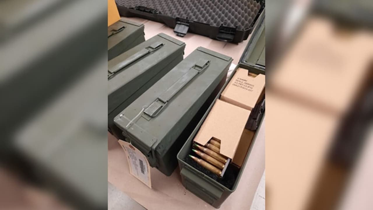 También se hallaron municiones, evidencia de robo de identidad y herramientas.
<br>