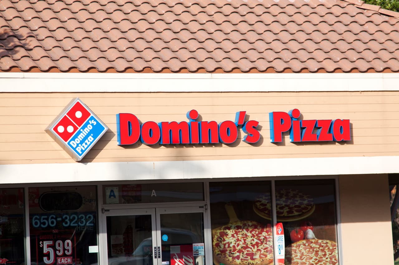 <b>Puesto 3. Domino’s</b>
<br>
<br>Ofertas de empleo publicadas en Ziprecruiter a finales de junio de 2021: 77,725.
<br>
<br>Tipos de empleo ofrecidos por esta compañía: gerentes, conductores de entrega, y servicio al cliente.
<br>